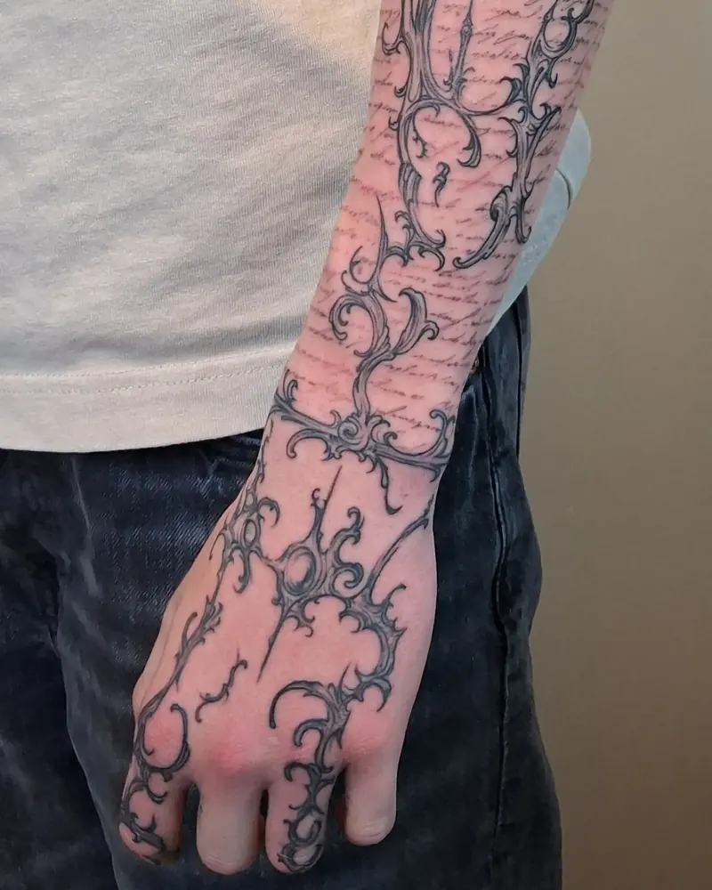 Ornamental tatovering langs underarm og hånd